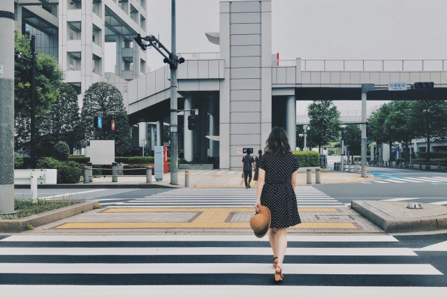 立ち去る女性